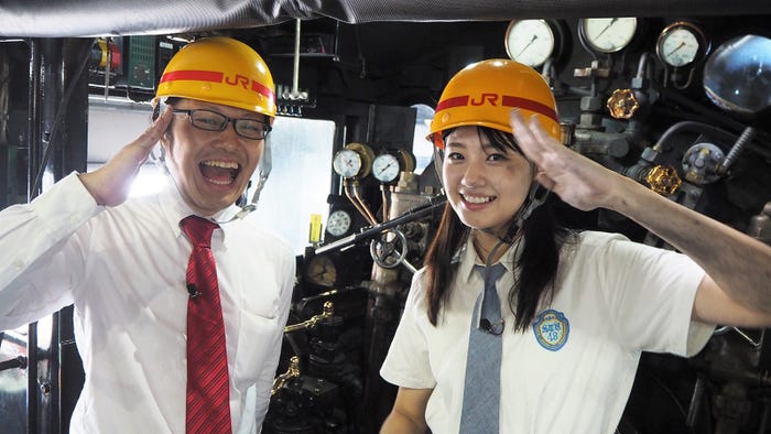 「SL人吉」運転席にて敬礼ポーズする南田裕介氏、瀧野由美子(提供画像)