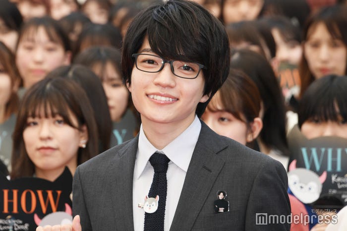 松村北斗のアクスタを連れて来た西畑大吾(C)モデルプレス