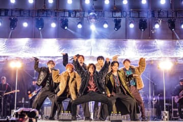 WEST．歌舞伎町で初フリーライブ実施 開催45分前の緊急告知も4000人が集結「見たことのない景色」