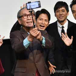 ステージ上で自撮り（左から）黒木華、木村大作監督、岡田准一、西島秀俊、池松壮亮 （C）モデルプレス