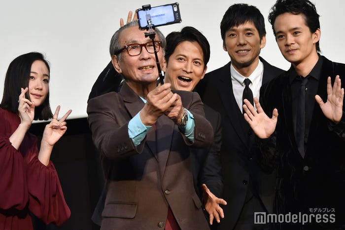 ステージ上で自撮り(左から)黒木華、木村大作監督、岡田准一、西島秀俊、池松壮亮 (C)モデルプレス