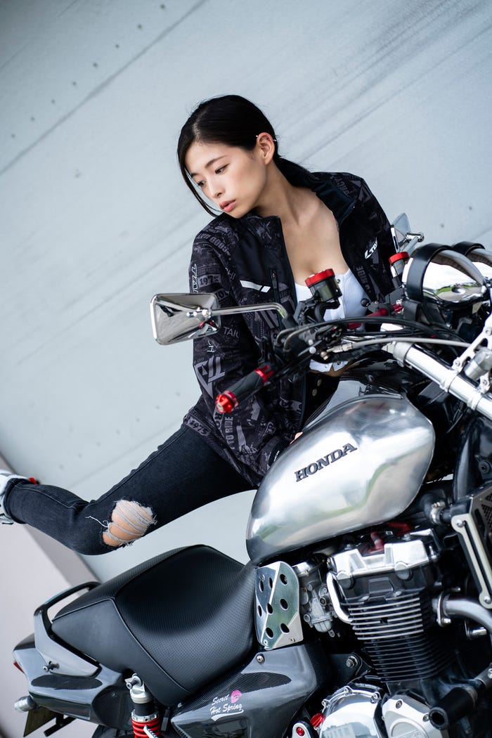 有那(C)栗山秀作/週刊プレイボーイ