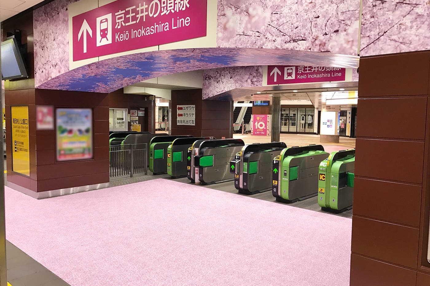 駅構内がピンク色に
