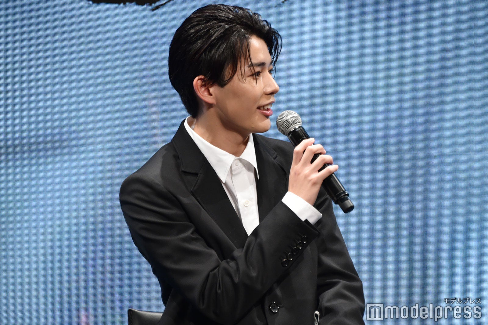 「爆発が聞こえなかったら合図を出すのでリアクションしてください」と言われたがかなりの大爆発だったので驚いた長尾謙杜（C）モデルプレス