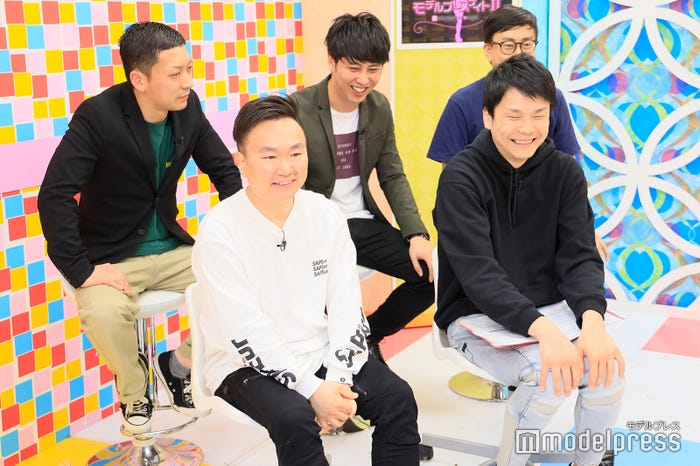 (前列左から)山内健司、濱家隆一(後列左から)嶋佐和也、屋敷裕政、おいでやす小田 (C)モデルプレス