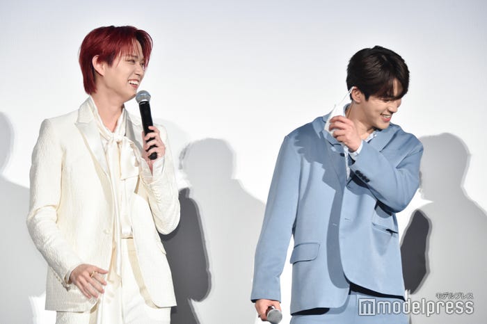 河野純喜に笑いが止まらない白岩瑠姫(C)モデルプレス