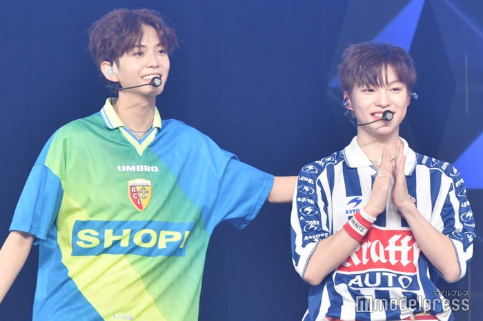 涙ぐむタクトをフォローするアントニー(C)モデルプレス