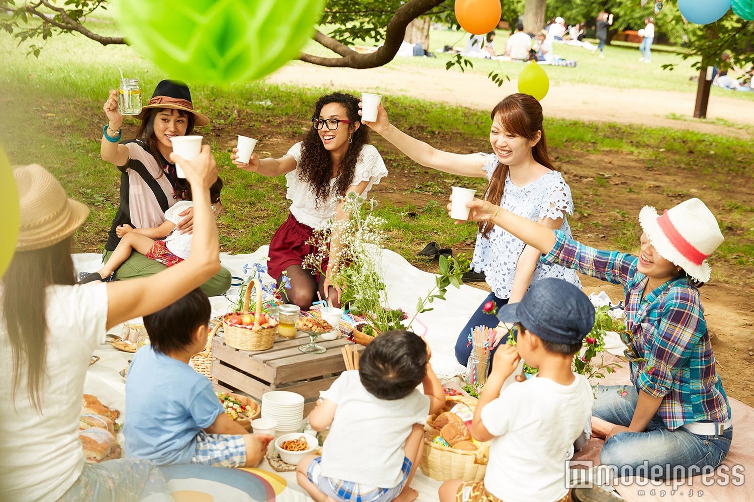芝生で絶品グルメ&お酒を楽しむ野外イベント 夜は懐かしのディスコ空間に