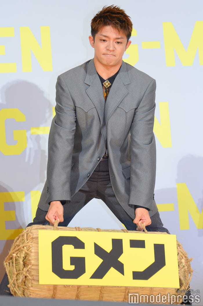 めっちゃ汗かきながら“60kg米俵”持ち上げに挑戦した岸優太(C)モデルプレス
