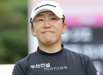 申ジエが涙の国内30勝目 永久シード獲得「優勝して泣いたことないけど、これは嬉しいです」桑木との“死闘”プレーオフ制しメジャー4冠達成