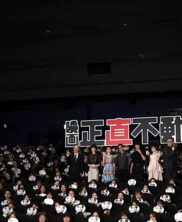 マジで何歳！？「正直不動産」舞台挨拶に現れた 左側に美しすぎる年齢不詳女優 映画にも衝撃「めちゃくちゃ綺麗」「美しさに慄いた」「年齢をぐくって驚愕」