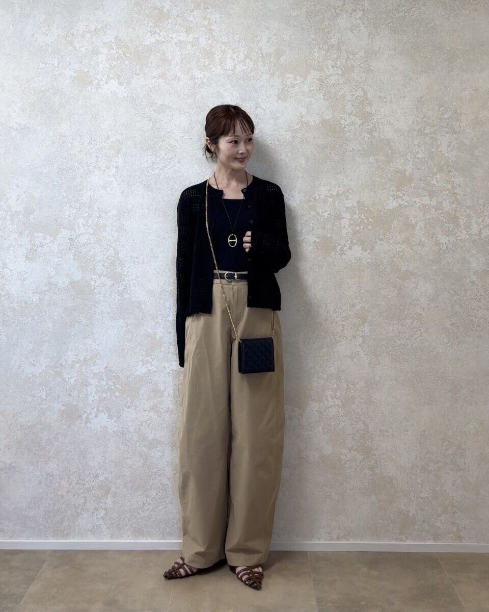 GU透かし編みカーディガンにベージュパンツを合わせたコーディネート