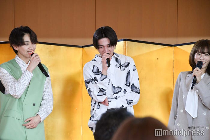 現場で差し入れがあった時に起こるシャンパンコールならぬ“差し入れコール”を披露する八木勇征(C)モデルプレス