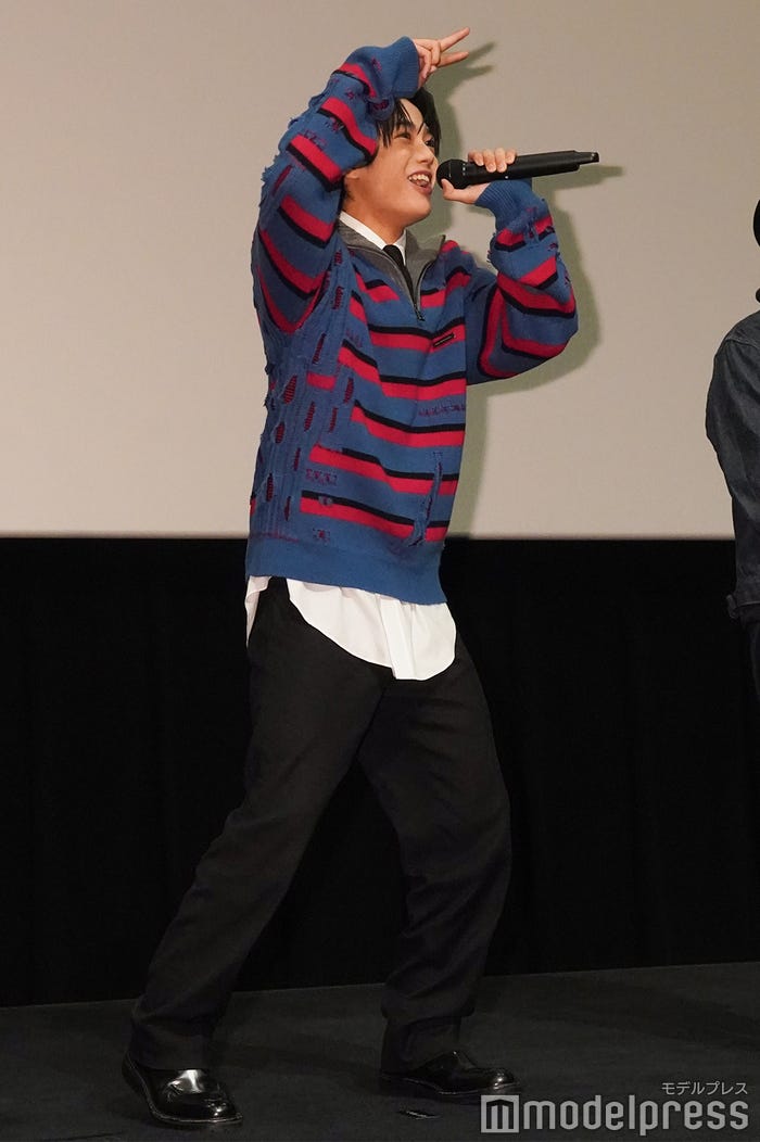 自己紹介ギャグを披露する真弓孟之(C)モデルプレス