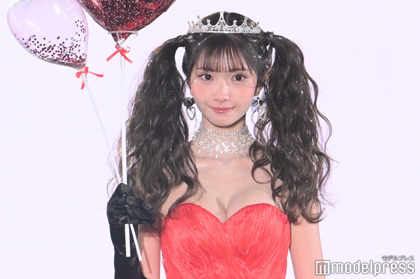 北新地No.1キャバ嬢ひめか、溢れる美バストに釘付け SEXYドレスでド派手に登場＜関西コレクション 2023 S／S＞ - モデルプレス