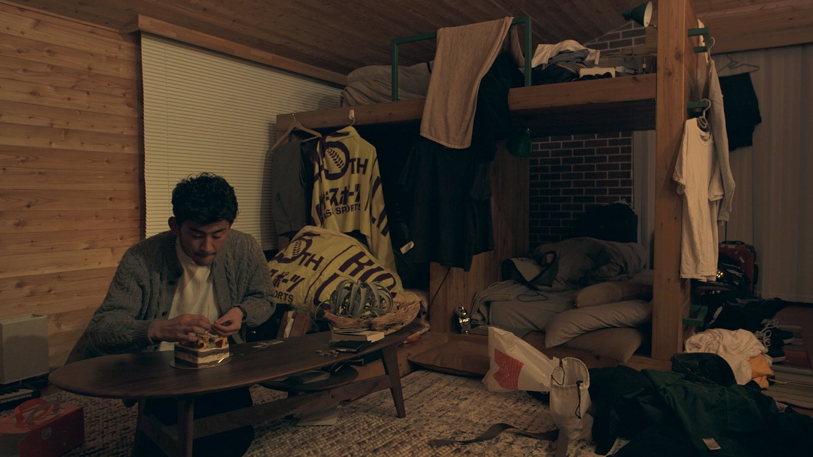 ケーキの準備をする翔平「TERRACE HOUSE OPENING NEW DOORS」14th WEEK（C）フジテレビ／イースト・エンタテインメント