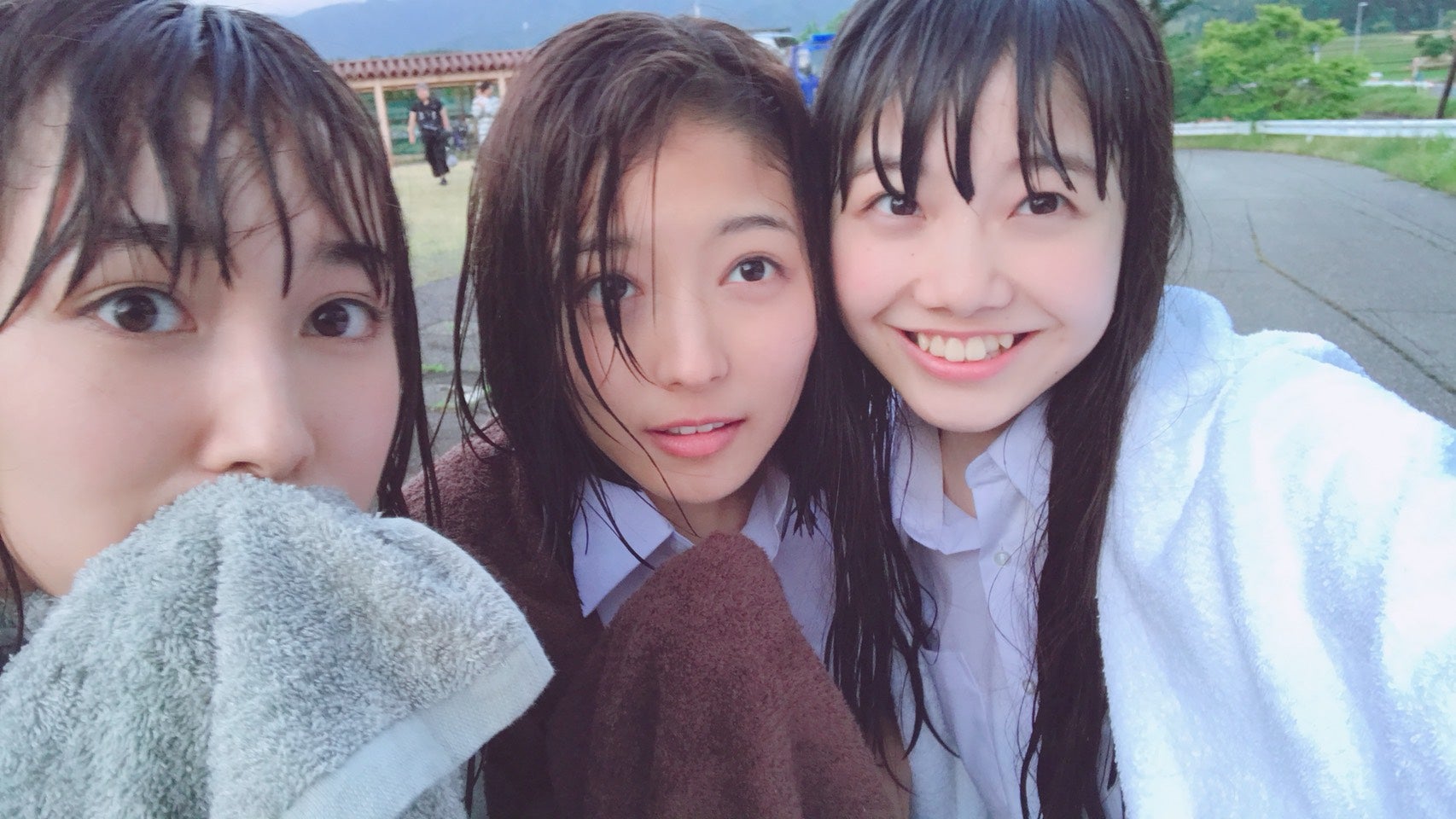 MOMOKA撮影（2017年6月／新潟のMV撮影現場にて）／（左から）ami、Nono、MOMOKA