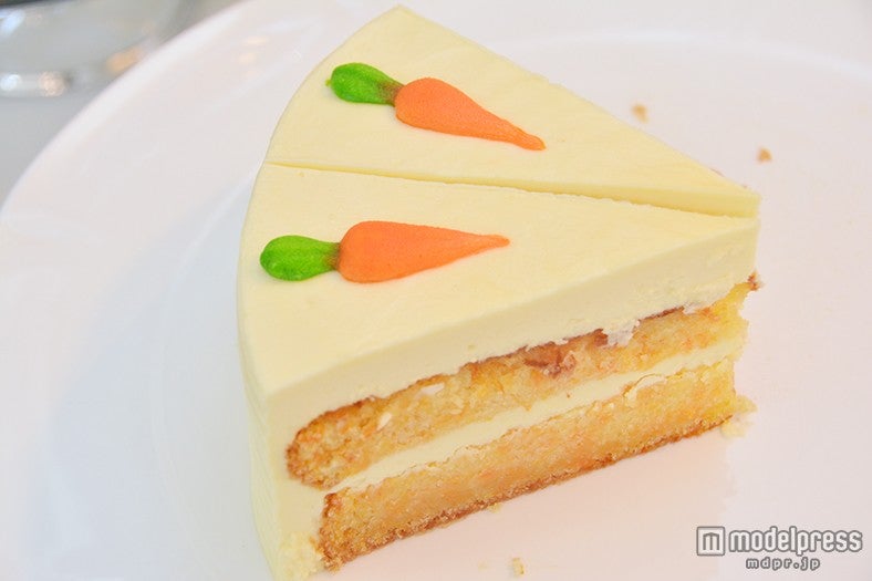 キュートな人参がアクセントのケーキ