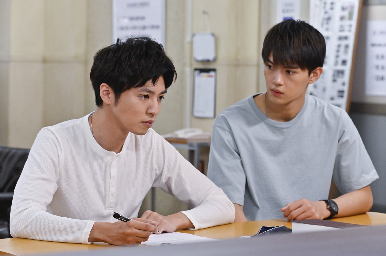 （左から）桐山漣、佐野勇斗／「テッパチ！」第8話より（C）フジテレビ