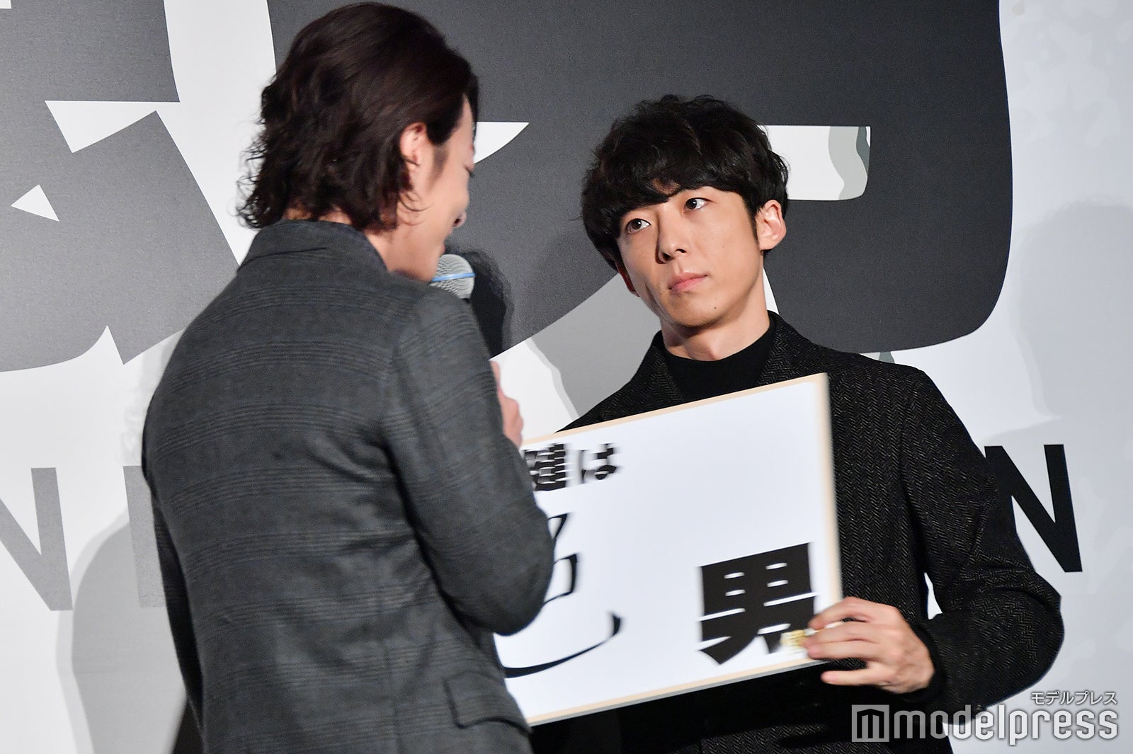 佐藤健に真顔でアピールし続ける高橋一生 （C）モデルプレス