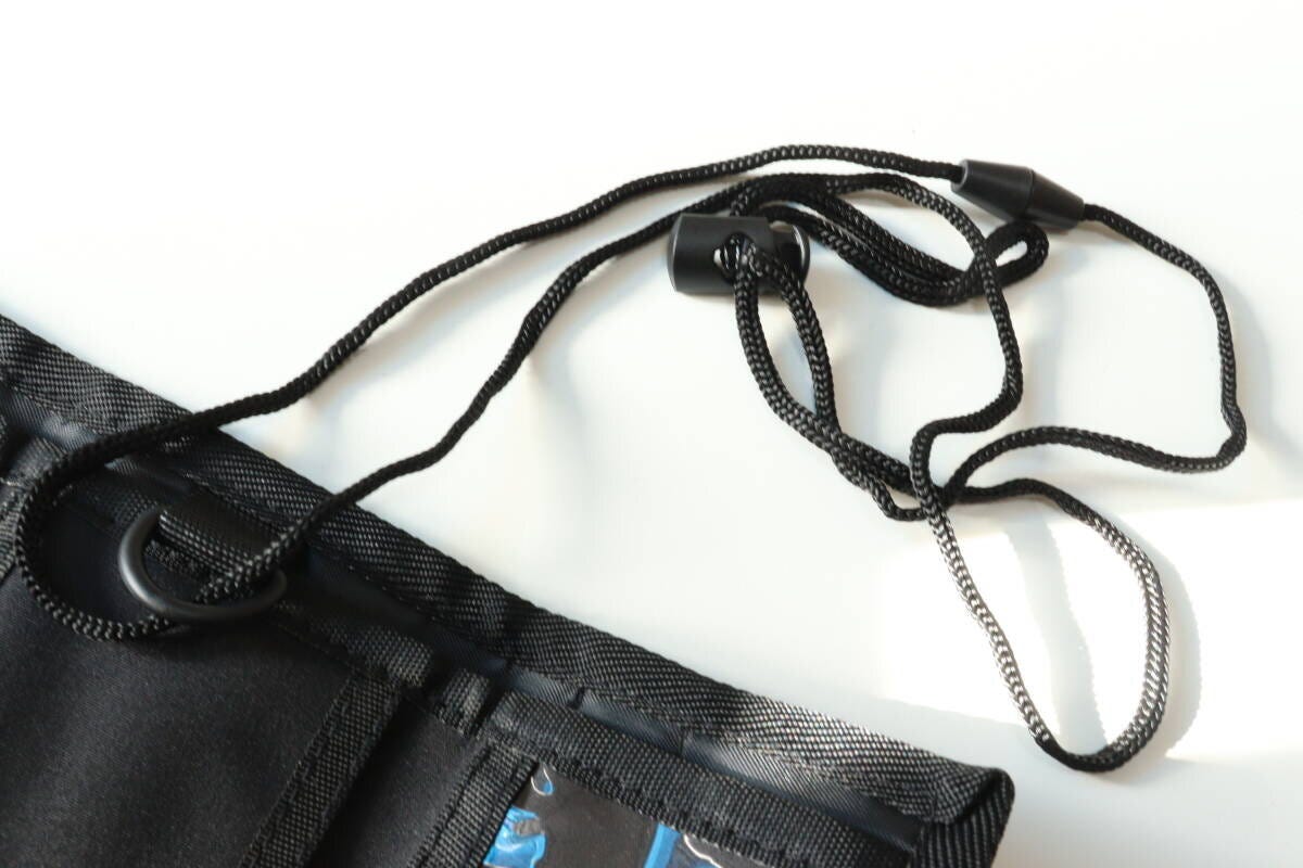 ダイソーの紐付キッズ三つ折りウォレット（ブラック）の紐