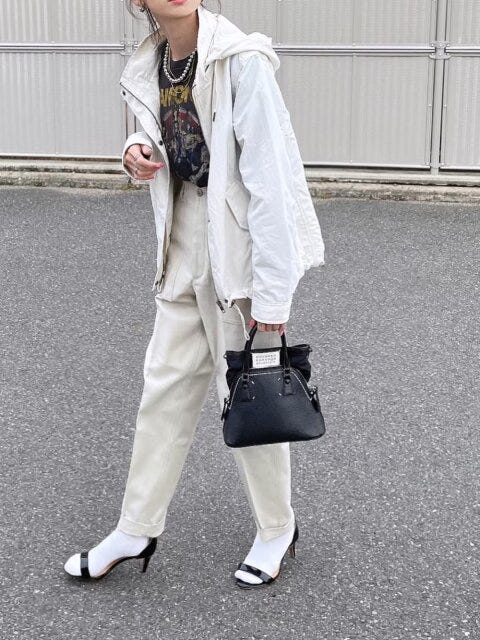 レディース　コーディネート　コーデ　着こなし　トレンド　おしゃれ　お洒落　オシャレ　2023　春　マウンテンパーカー　マウンパ　マンパ　アウター　パンツ　白　ホワイト　サンダル　Tシャツ