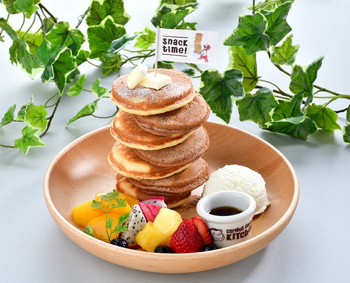 『ゆらゆらぐらぐら パンケーキ』チョコとプレーンの7段重ね!デラックス1,680円(税込)(C)&(R) UCS LLC and HC LLC