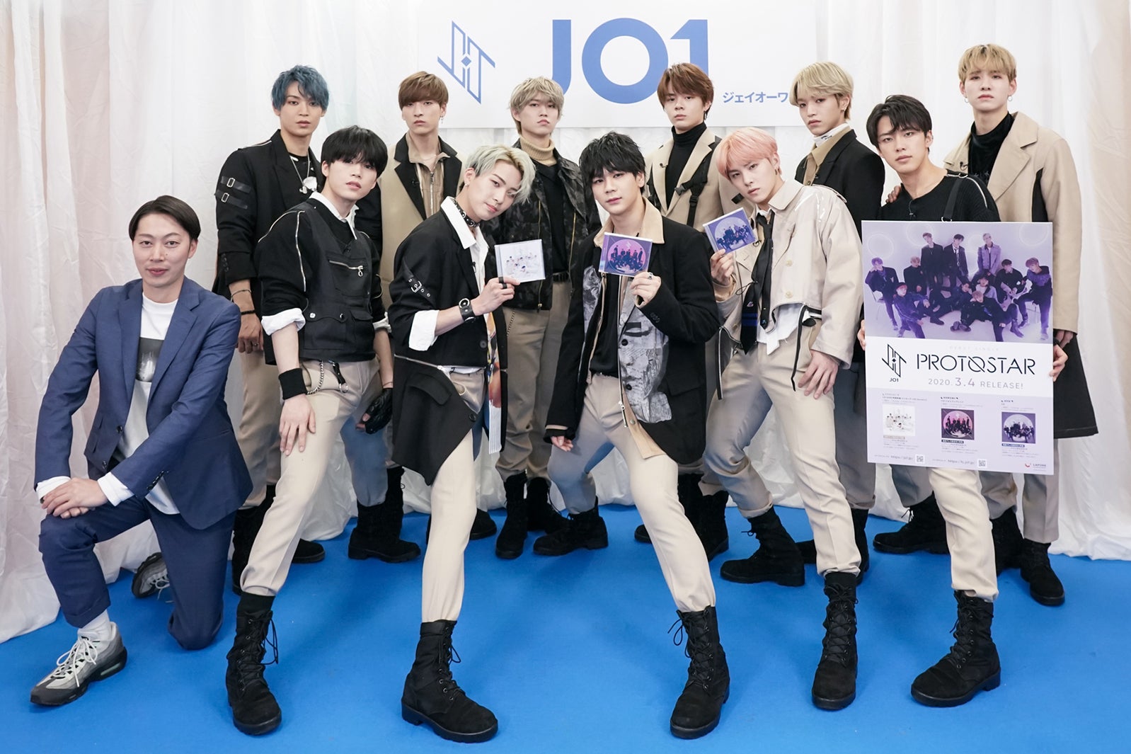 進行をしたJAMのはんにゃ金田哲とJO1（後列）與那城奨、金城碧海、白岩瑠姫、鶴房汐恩、大平祥生、佐藤景瑚（前列）木全翔也、川尻蓮、豆原一成、川西拓実、河野純喜（C）LAPONE ENTERTAINMENT 