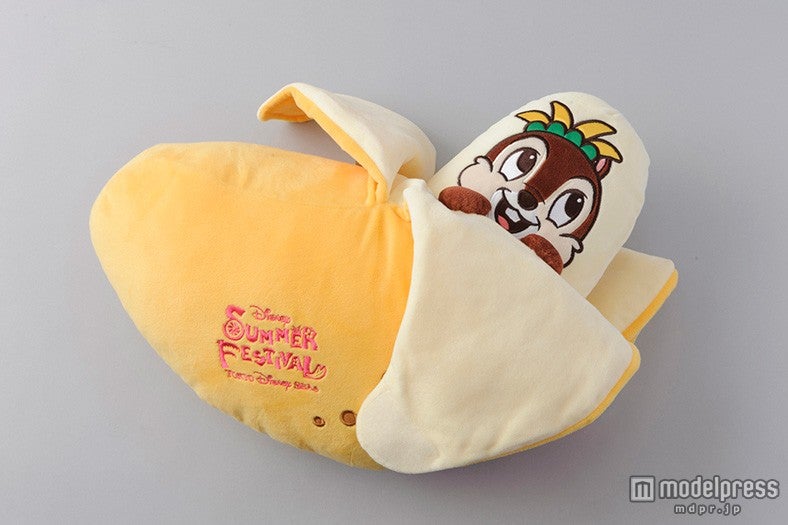 バナナの皮をめくると中からチップとデールが出てくる／（C）Disney