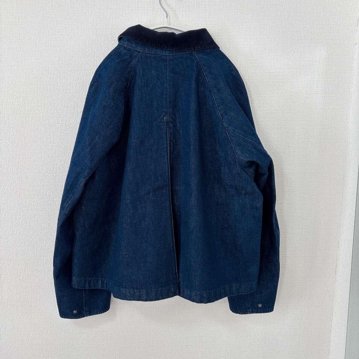 ユニクロ　ユーティリティショートジャケットデニム　背面Aラインシルエット