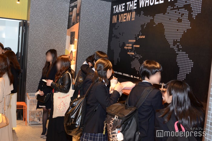 店内はカウンター席のみ（C）ビューティーガール