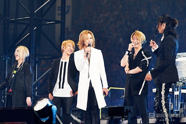 X JAPAN・YOSHIKI、GLAY20周年ライブにサプライズ出演 メンバーと熱い抱擁…涙で感謝を伝える - モデルプレス