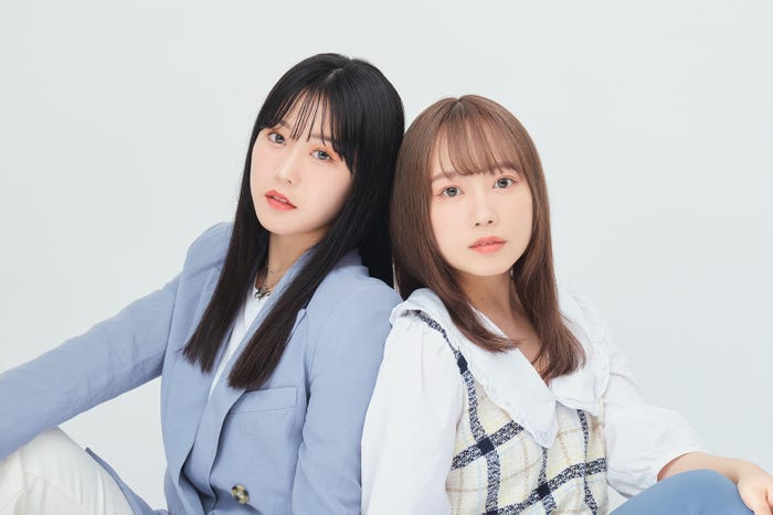 <むくえなプロフィール> むく:2000年5月16日生まれ、東京都出身/えなぴ(山下恵奈):2000年10月25日生まれ、東京都出身/自分の世界観を大事にした写真・映像をSNSで発信し、オリジナルグッズのデザインなども手がけるむくと、考えや思想、発信するものが多くの同世代のファンの共感を呼び、女優としても活動しているえなぴによる、YouTubeチャンネル登録者数73万人(12月1日現在)を誇る“トウシンダイ幼馴染ツインズ”。