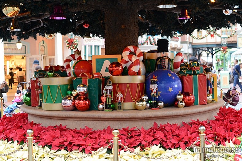 ツリーの下にはプレゼントがずらり