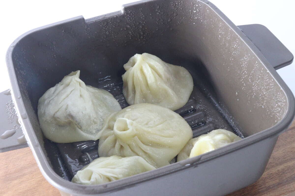 レンジ調理マルチクッカー大で蒸し上がった小籠包が4個入っている