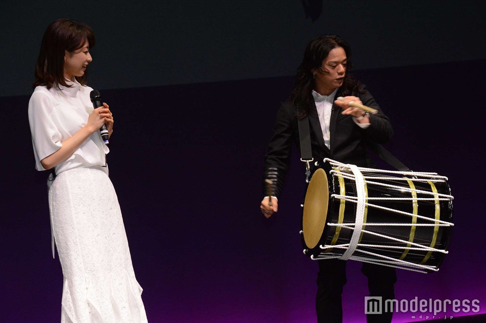 加藤綾子、岸野央明氏 （C）モデルプレス