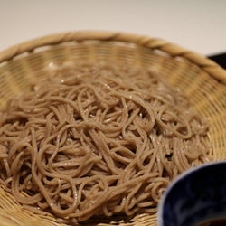一度食べたら忘れられない!新進気鋭の職人が打つ日本古来そば「在来種」が味わえる 西麻布『蕎麦おさめ』