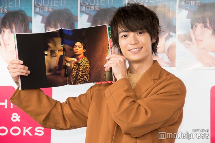 お気に入りカットを披露する溝口琢矢(C)モデルプレス