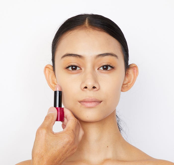 骨格をさりげなく引き締めるため、淡いベージュ系を使用。