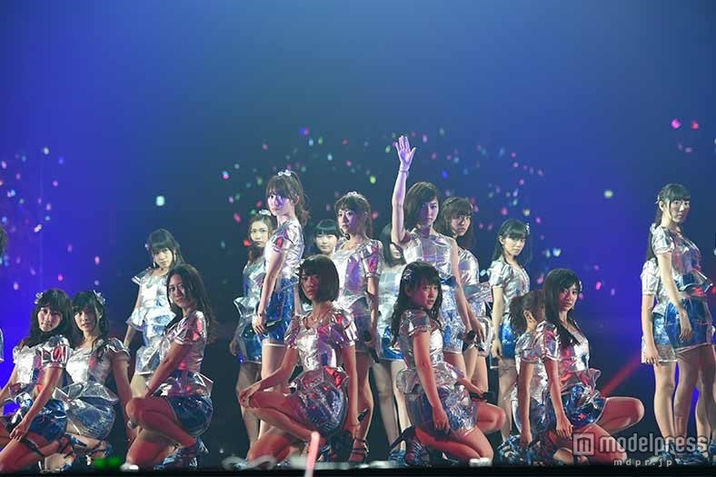 ライブの様子（C）AKS