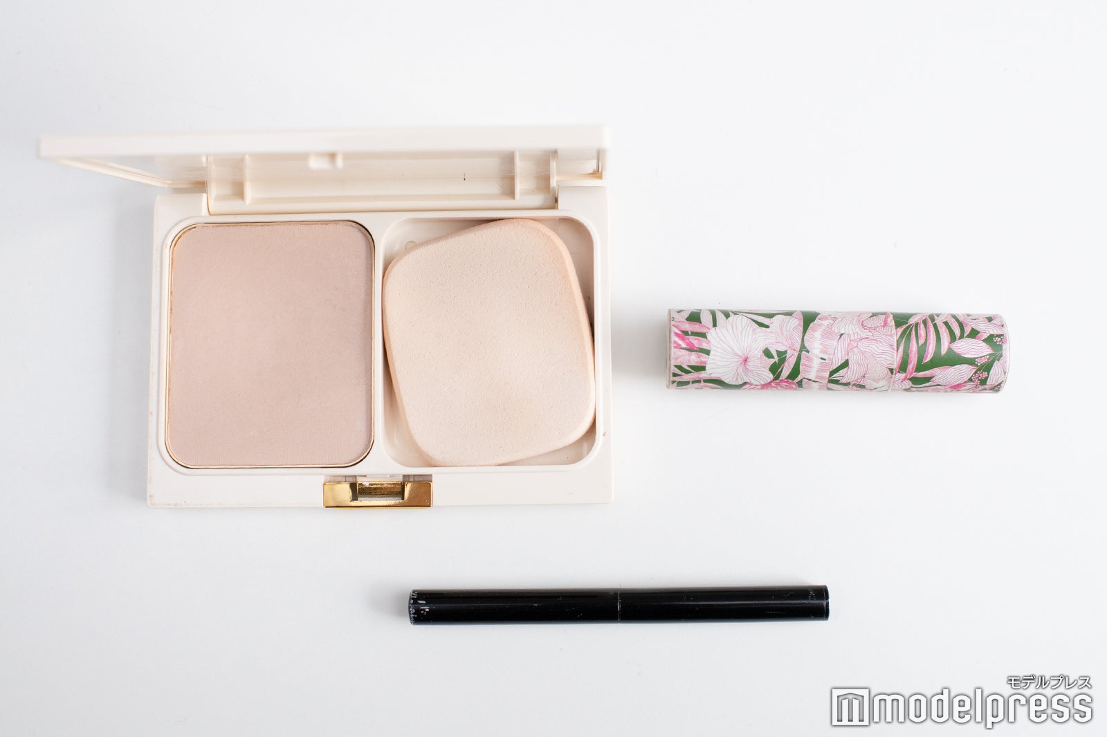 杉原千尋アナウンサーのポーチの中身は？（C）モデルプレス