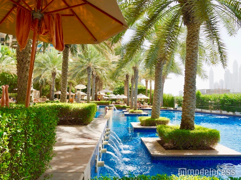 真っ青なタイルが美しい、フェアモント・ザ・パームのプール（C）モデルプレス