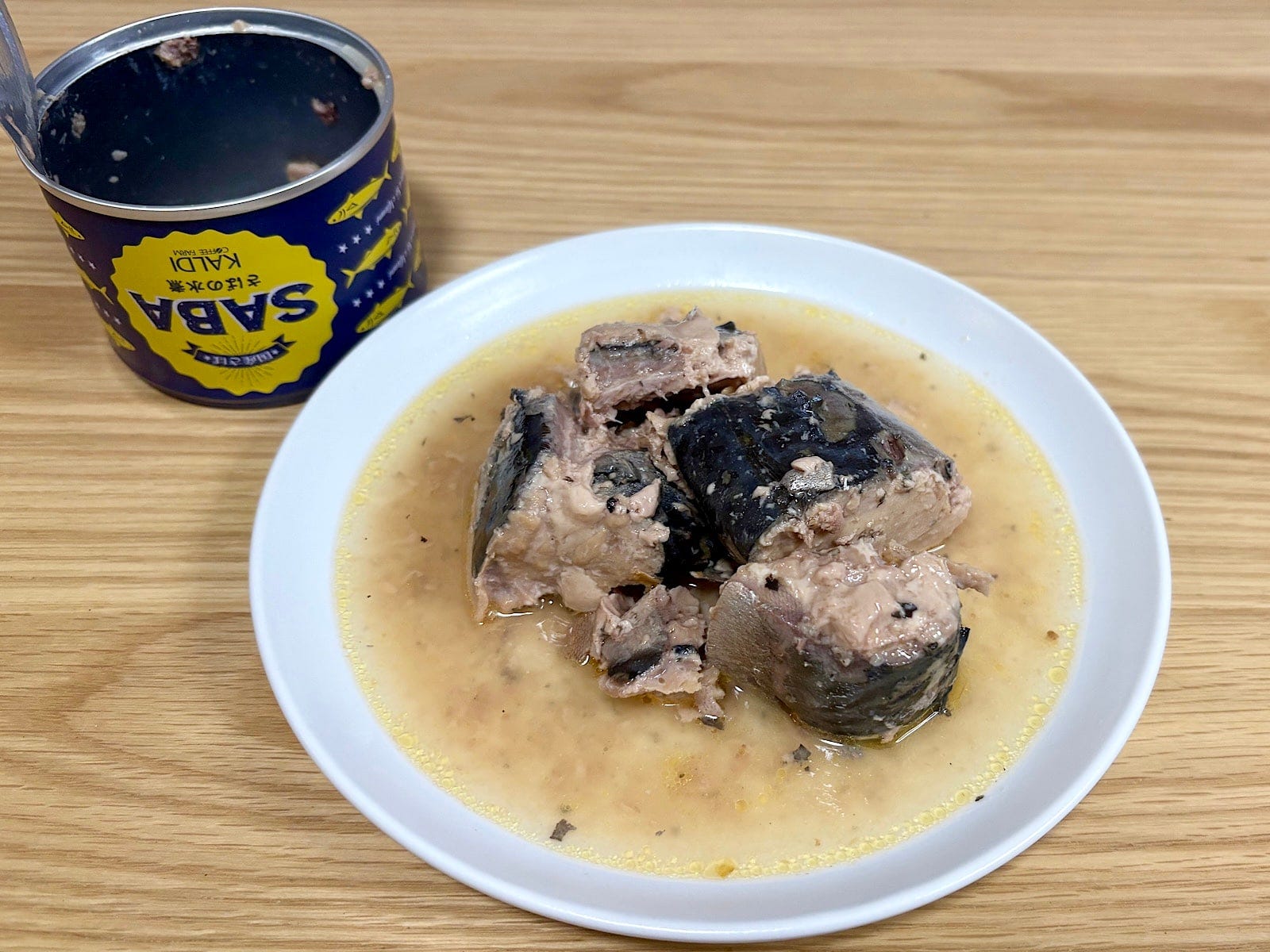 缶からお皿にあけてみました!