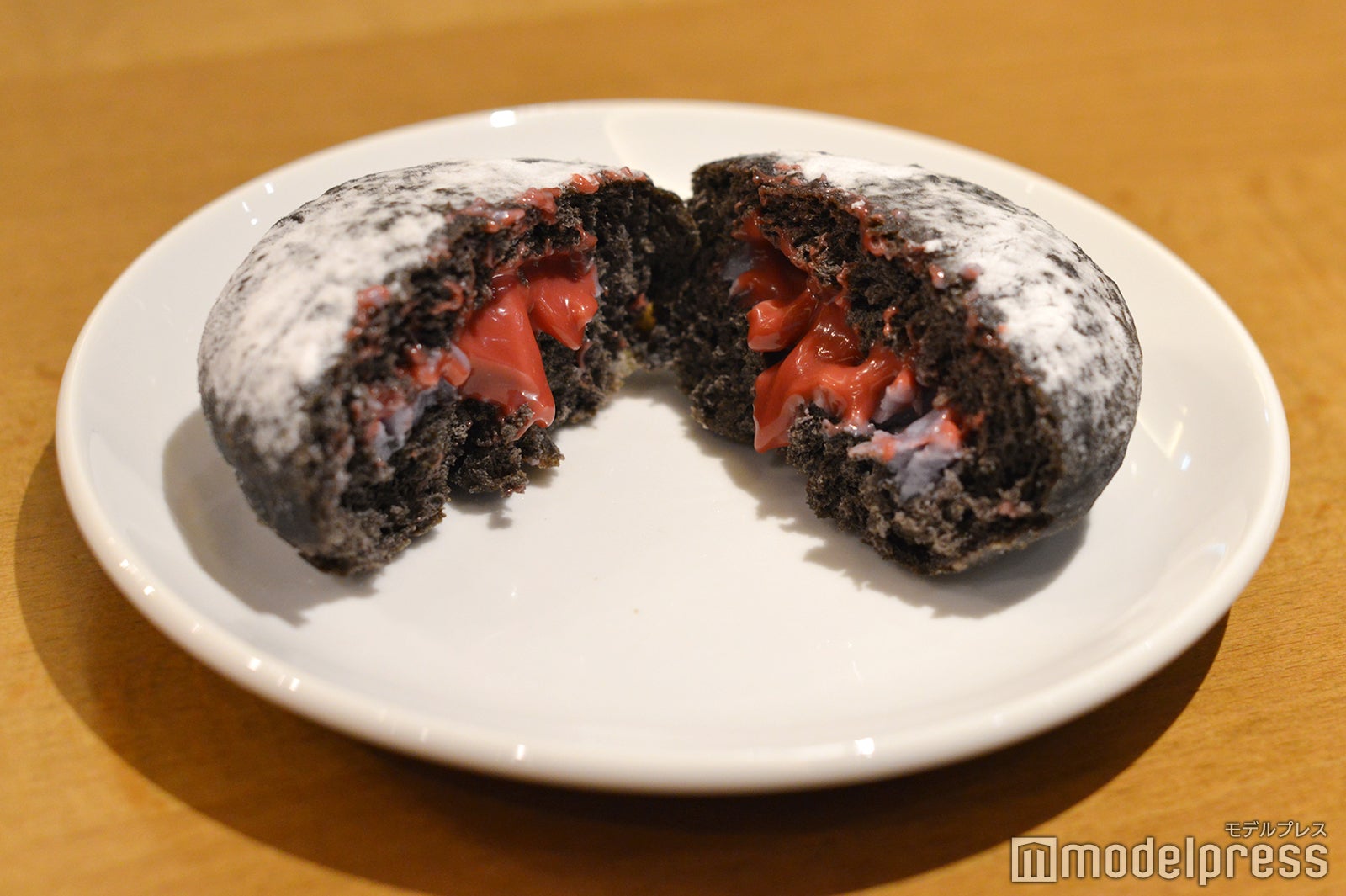 マラサダ ハロウィン ラズベリー＆ブルーベリー（C）モデルプレス