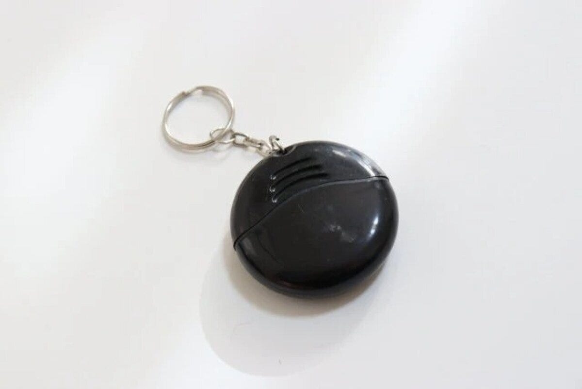 白い背景に置かれた黒い丸いキーホルダー型ドライバー
