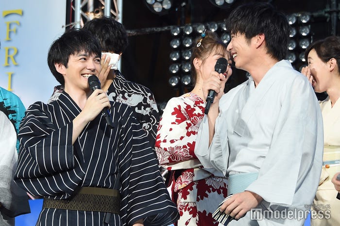 笑い合う林遣都&田中圭(C)モデルプレス
