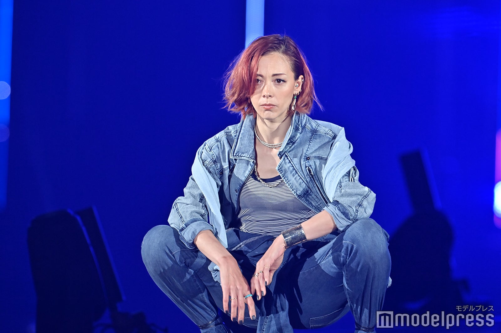 土屋アンナ、赤髪で颯爽ランウェイ レジェンドの風格に「鳥肌