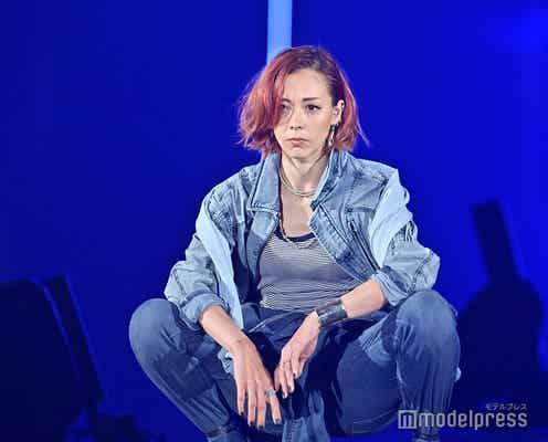 土屋アンナ、赤髪で颯爽ランウェイ レジェンドの風格に「鳥肌立った」の声<TGC 2022 S/S>