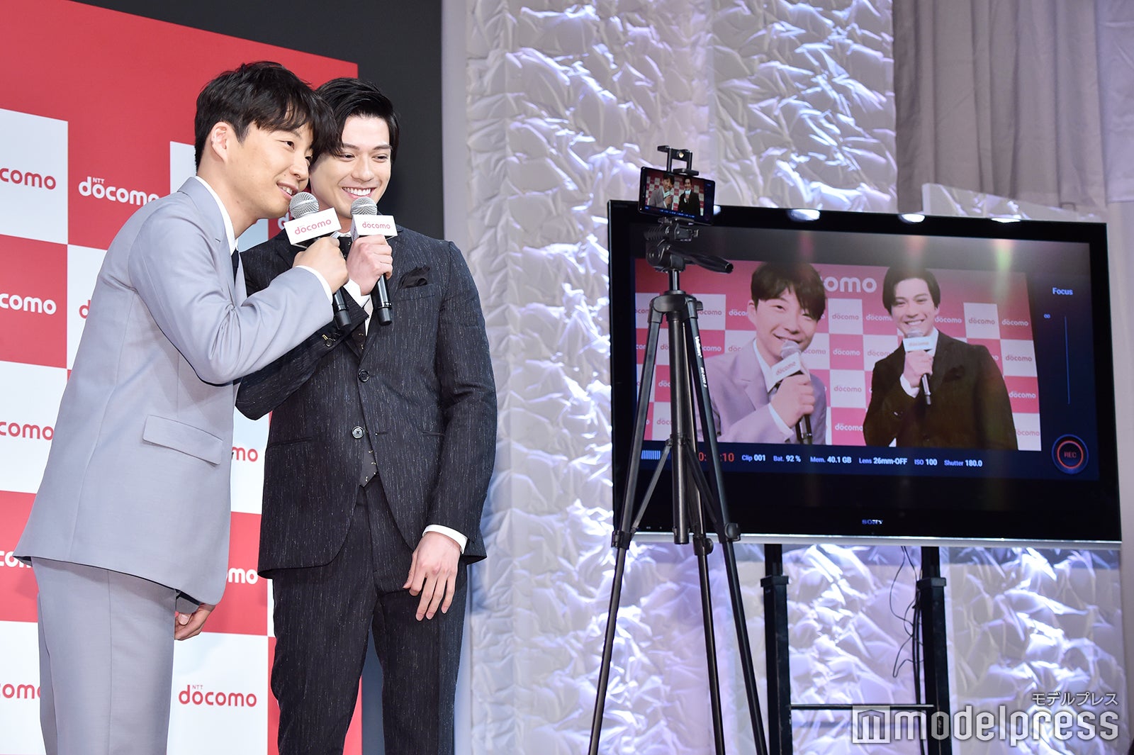 星野源、新田真剣佑 （C）モデルプレス