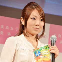 タレントの真鍋摩緒